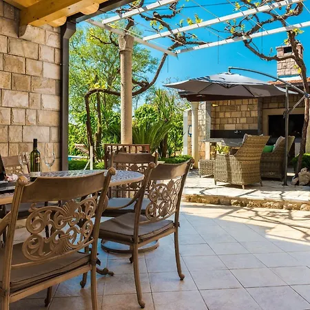 Mia -three-bedroom With Swimming Pool *