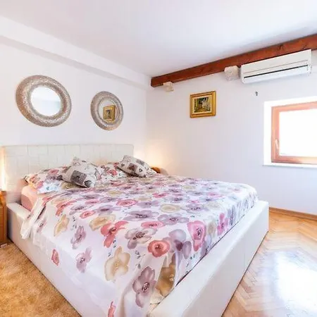 Mia -three-bedroom With Swimming Pool Вилла *