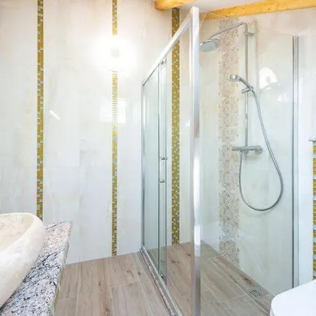 Вилла Mia -three-bedroom With Swimming Pool *