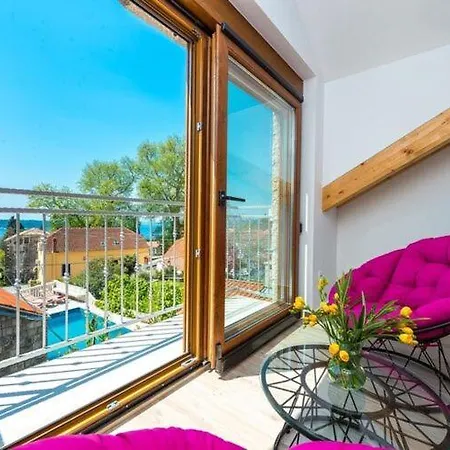 Вилла Mia -three-bedroom With Swimming Pool *