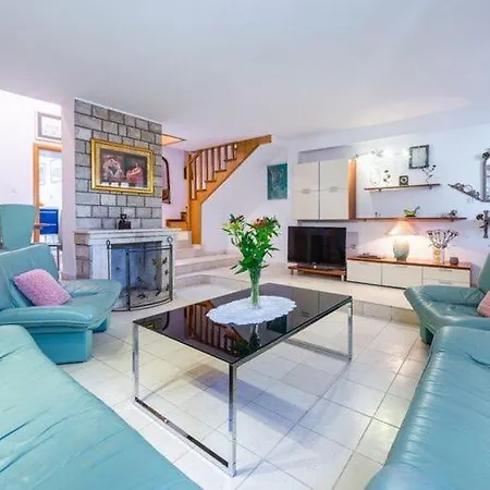 Mia -three-bedroom With Swimming Pool *