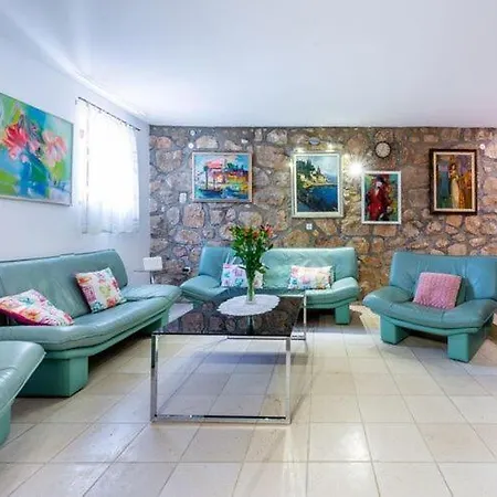 Mia -three-bedroom With Swimming Pool