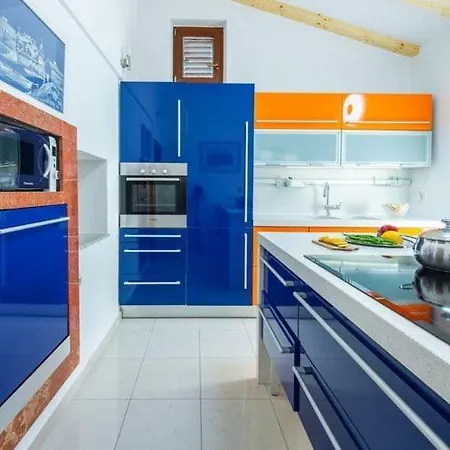 Mia -three-bedroom With Swimming Pool Вилла *