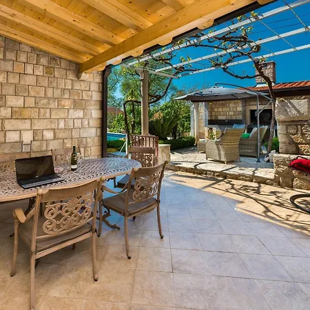 Mia -three-bedroom With Swimming Pool Вилла *