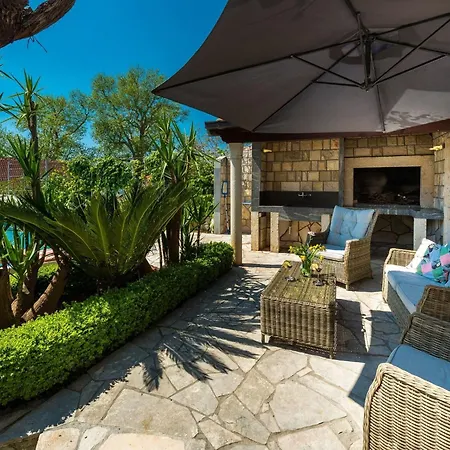 Mia -three-bedroom With Swimming Pool Трстено