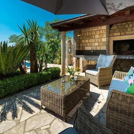 Вилла Mia -three-bedroom With Swimming Pool *